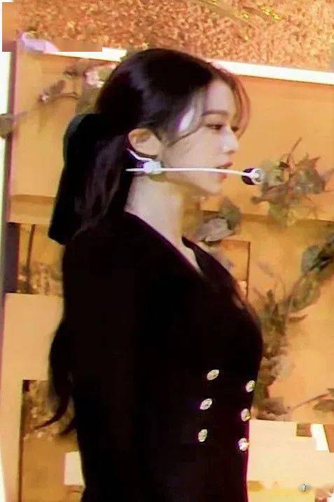 韩网帖子,侧脸也是绝美的izone张元英,鼻梁抖抖抖,比cg更像是cg的元英
