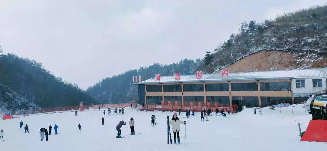 悦兮温泉→应城汤 英山桃花冲滑雪世界,是武汉城市圈首家高山滑雪场