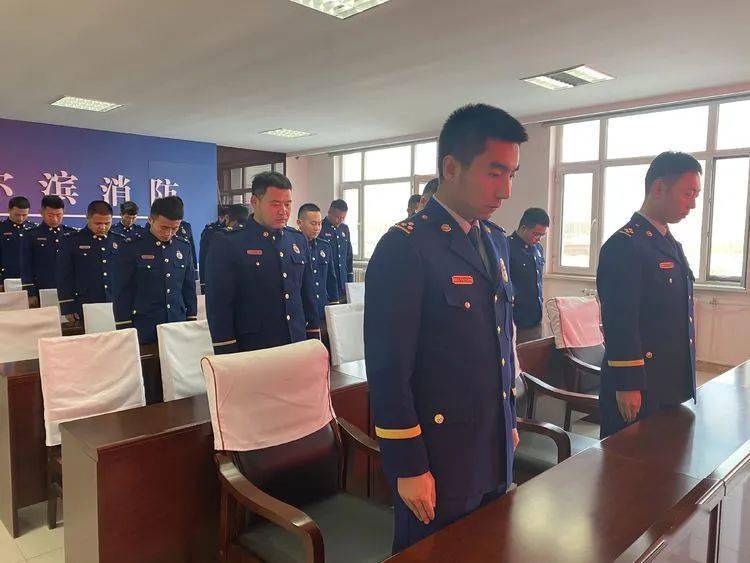 哈尔滨支队平房区消防救援大队举行南京大屠杀死难者国家公祭日悼念