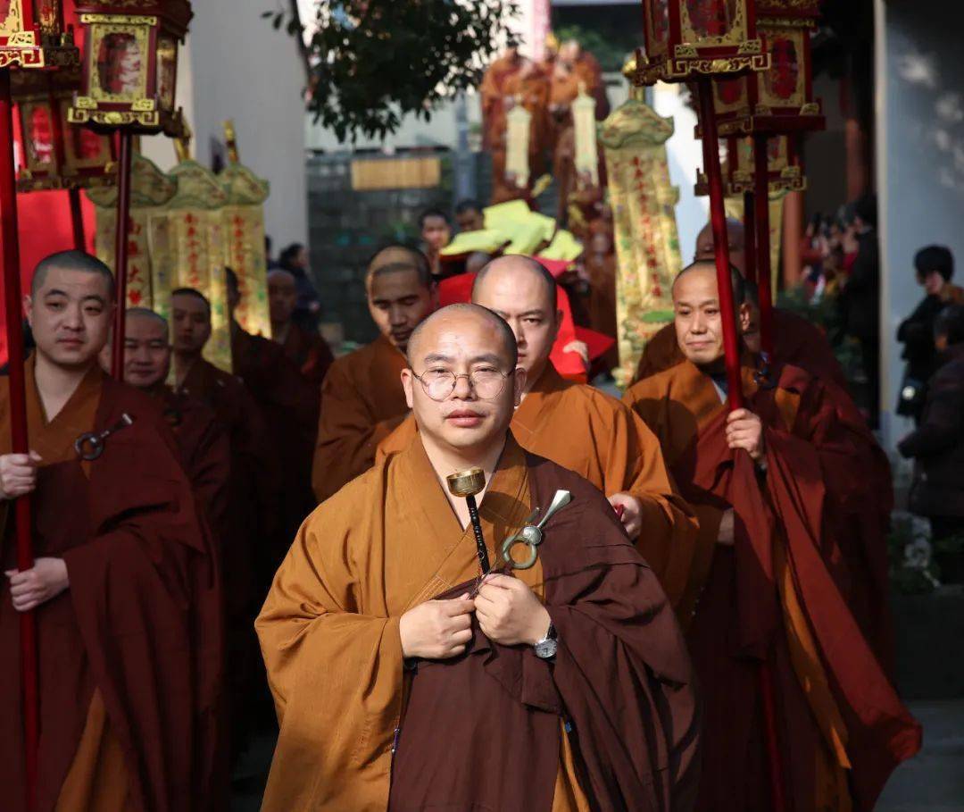 下午13时,正原法师率全体僧众,功德檀越,居士信众于大雄宝殿奉请圣驾