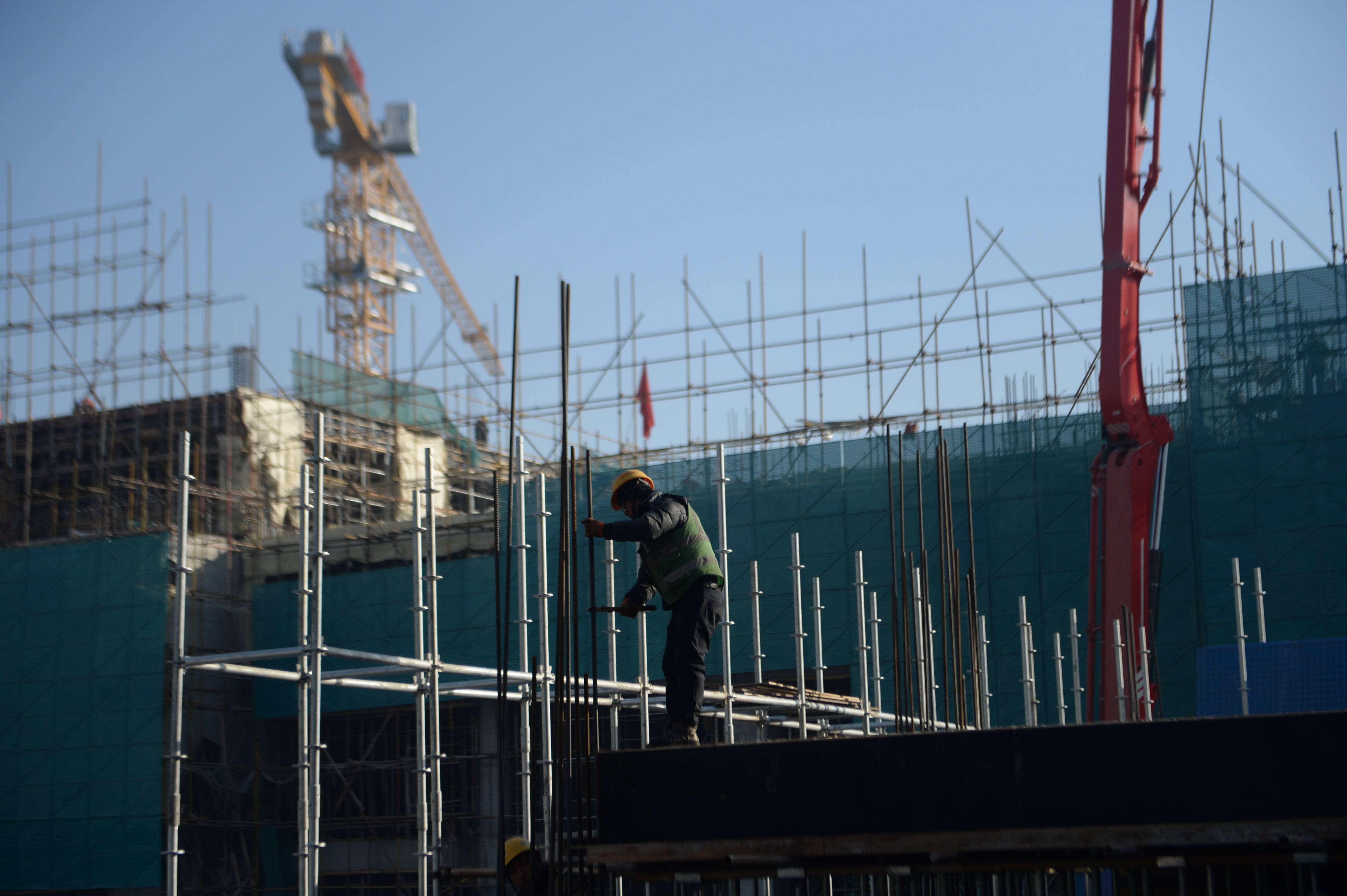 工人在河北雄安新区容东片区安置房项目工地施工(12月16日摄).