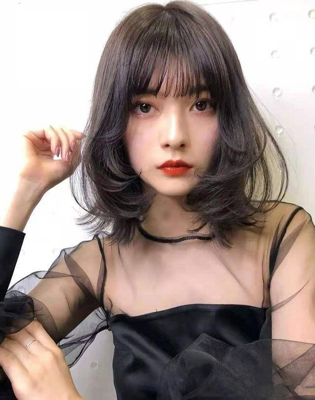 四十岁女性留什么发型显年轻?三种轻熟风发型,长发短发都减龄