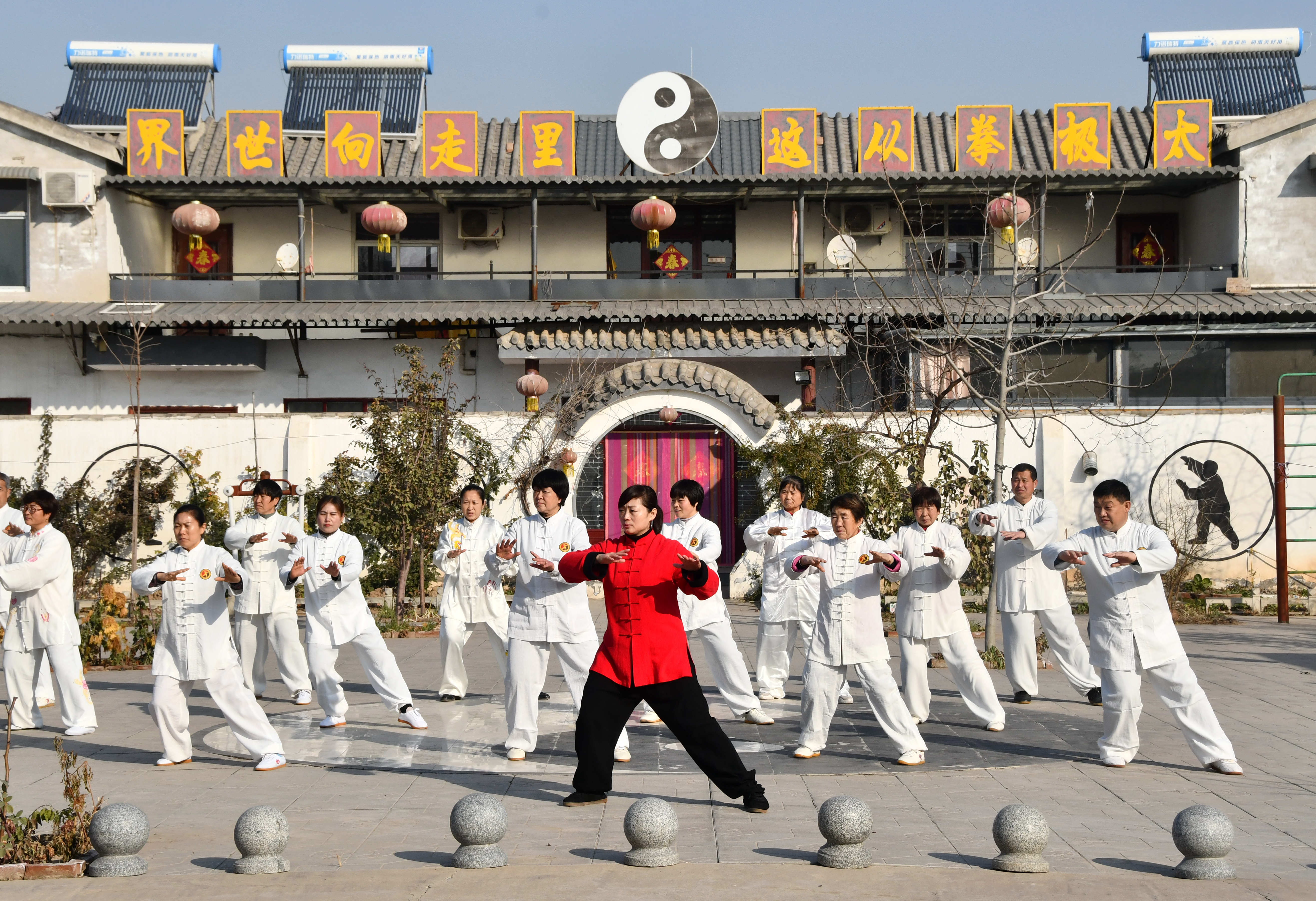 太极拳爱好者在河北省邯郸市永年区杨露禅太极拳学院习练太极拳(12月