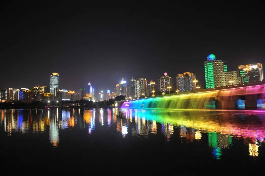 从湖心桥走到南湖桥,湖面波光粼粼,夜景非常美丽.