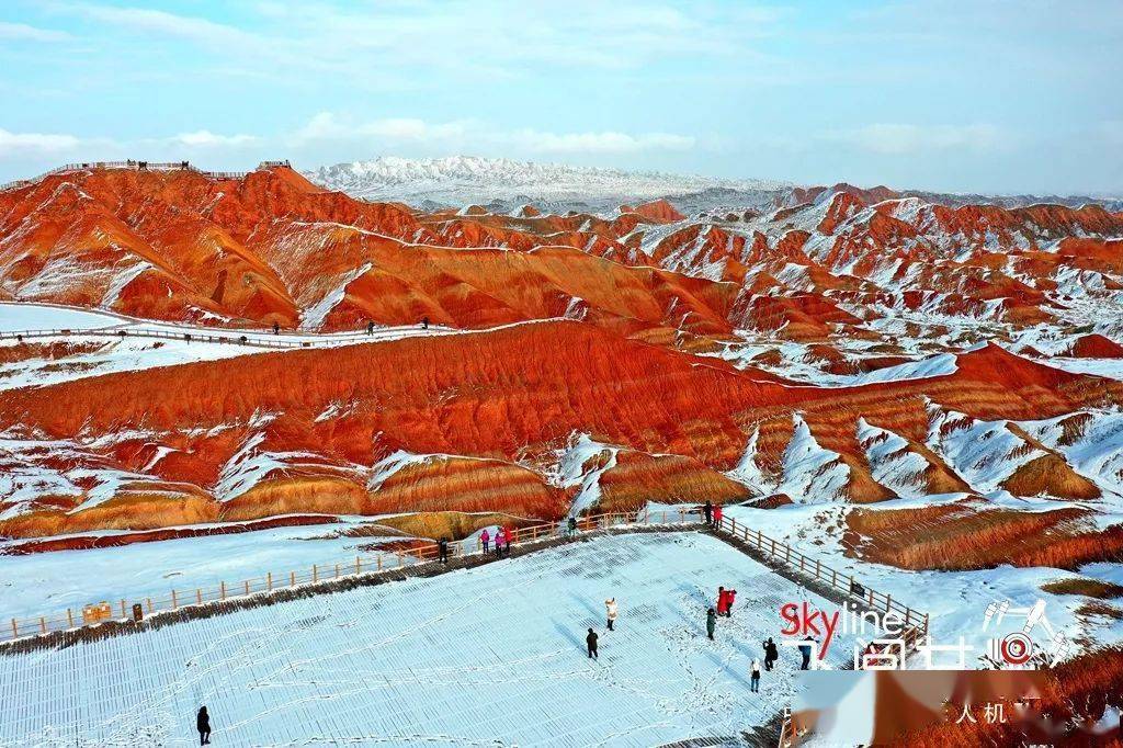 张掖丹霞七彩雪景招游人