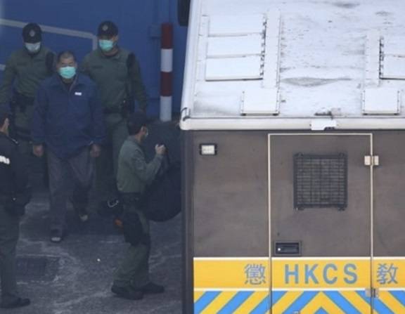 穿囚衣、戴手铐，黎智英被单独囚禁16天后转往赤