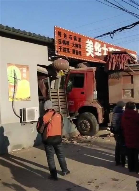 祸从天降！凌晨路面结冰打滑，货车车头撞进路