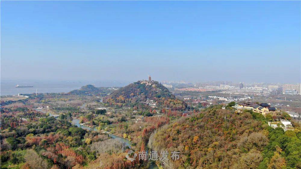 狼山,军山,剑山,植物园和啬园等角度 远眺新城区, 蓝天下的狼山国家