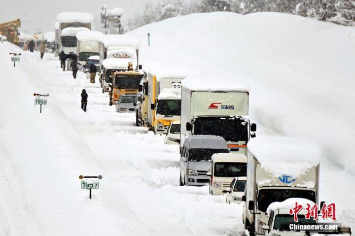 日本新潟县大雪受困车辆全数救出 高速公路仍无