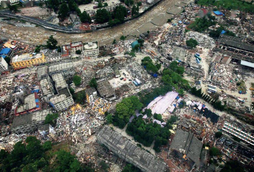 2008年5月13日,救援人员在四川省都江堰市新建小学教学楼地震废墟里