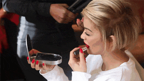 它万般宠爱,不管是私服look还是出席重要活动都喜欢用一抹大红唇buff