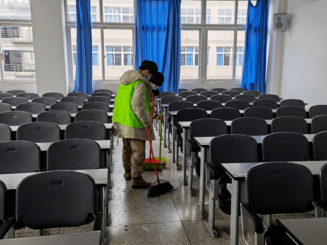 电信院思学楼教室打扫劳动教育二课活动圆满结束