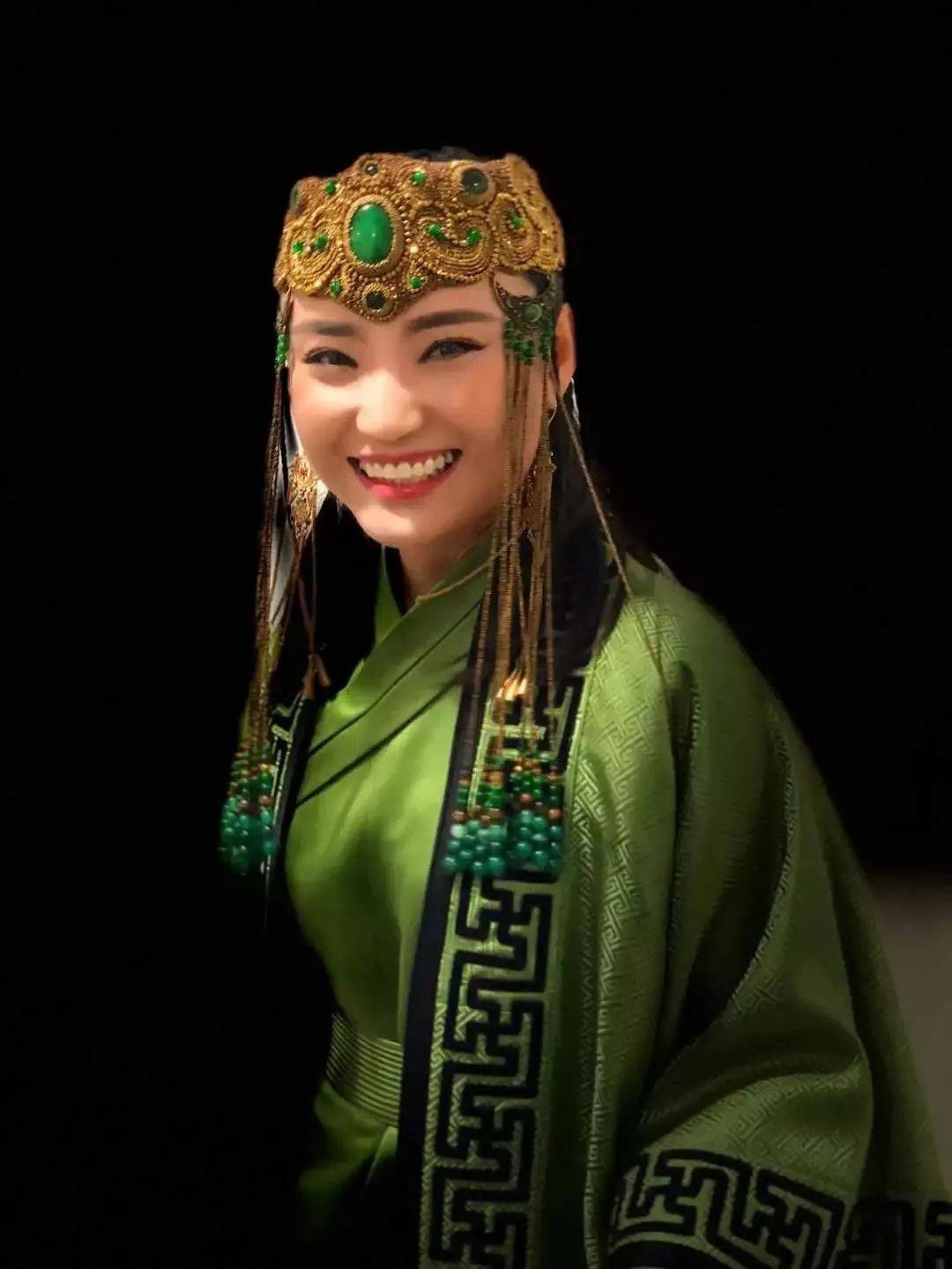 内蒙古歌手乌英嘎演唱《父亲的草原母亲的河》,声线太