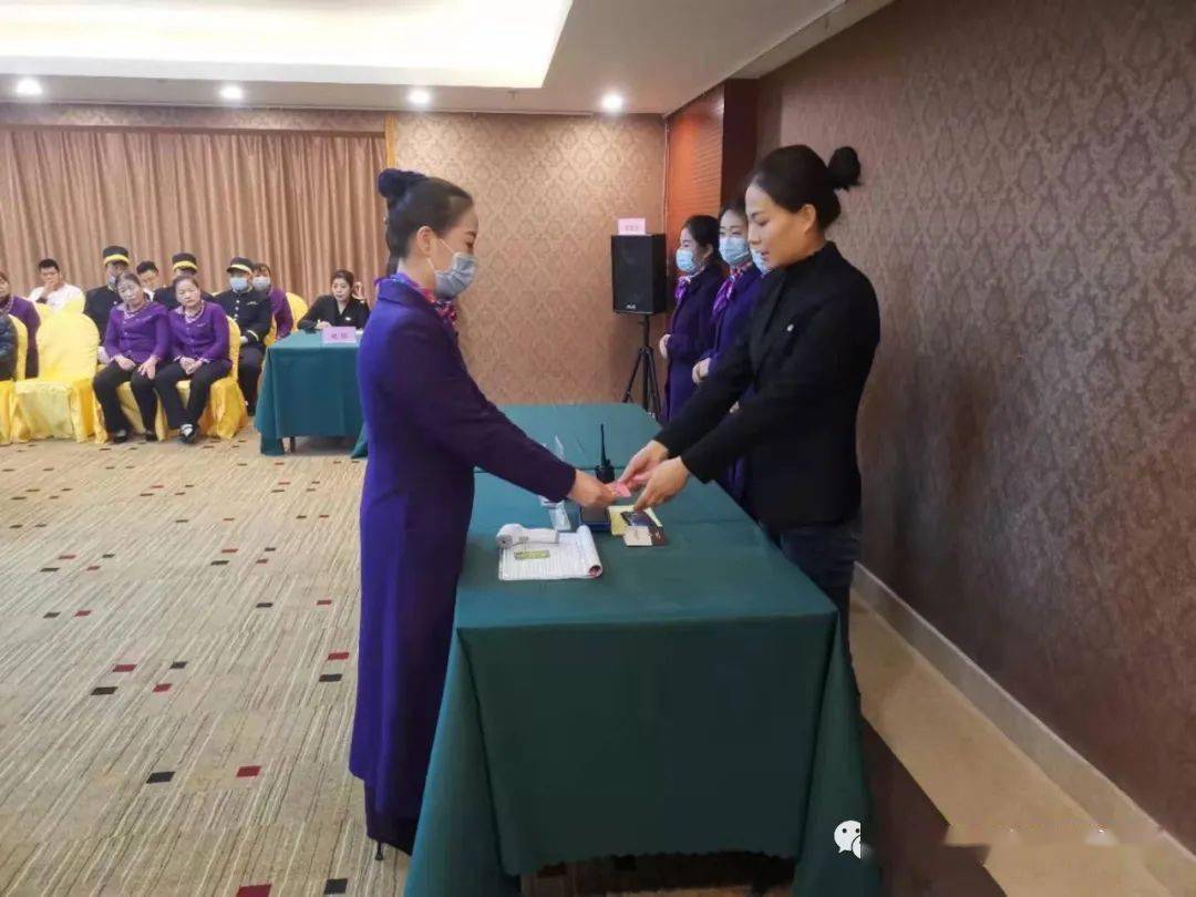 中卫优派莱斯酒店:岗位场景模拟实操 ,强化规范服务过程 .