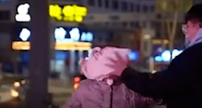路人口罩蛋糕_戴口罩的路人照片