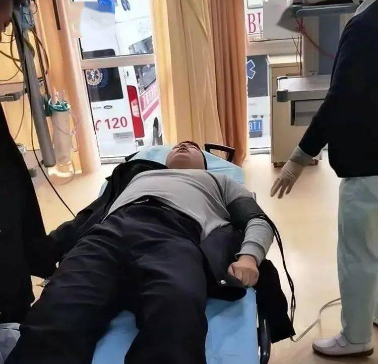 章丘24岁民警因工作一夜未眠,体力不支晕倒在地.