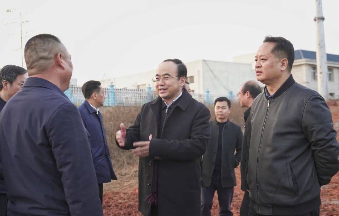 (来源:新余政务) 副市长林愚,高新区管委会主任舒永忠,新钢公司总