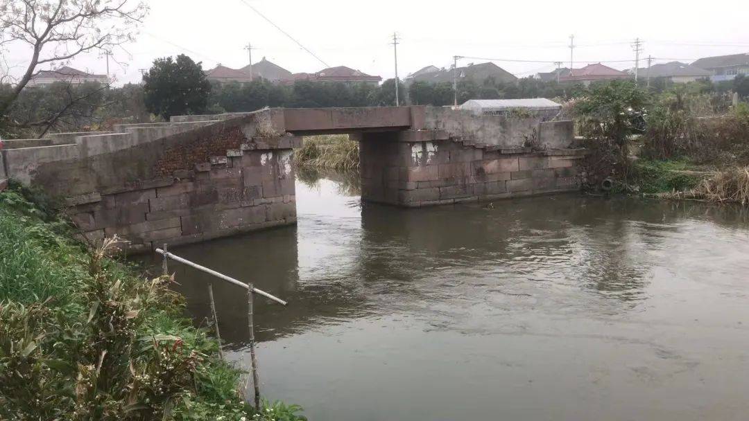 村内水网密布而多桥,本村东临王叶村,南至南港村,西与桥头镇双河堰