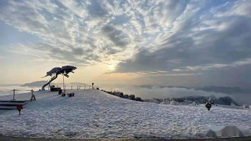 叙永罗汉林日出雪景 代建 摄