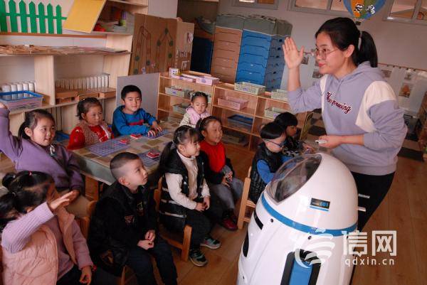幼儿园|人工智能走进即墨校园 机器人当起了老师
