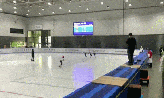 描写小孩滑冰摔倒