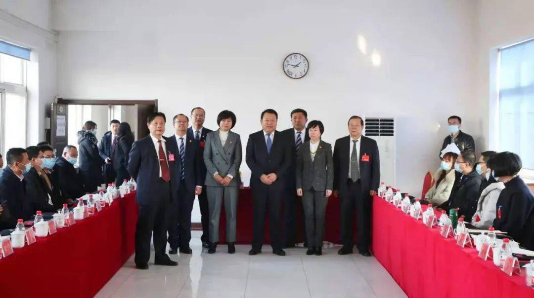 赵巍代表区四大机关,对人大代表为新邱创新转型发展所做出的贡献表示