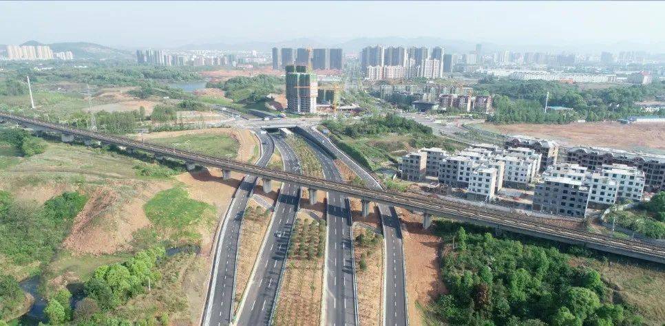 12月12日,萍乡市中环北路项目圆满完成了涉铁桥现浇合拢段浇筑任务,这