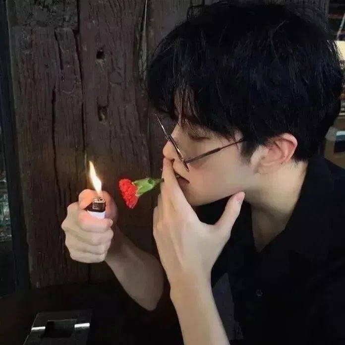 今日头像丨锦上添花我不需要 雪中送炭你做不到