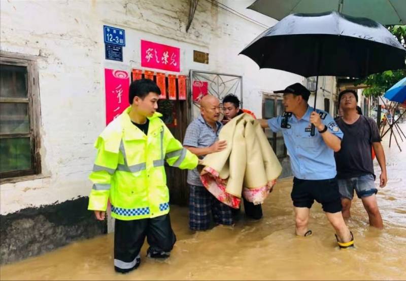 最美驻村民警肖晓鹏:俯身为群众排忧解难走进民心