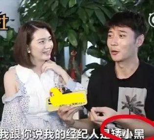 她硬秀恩爱的样子,看着好累
