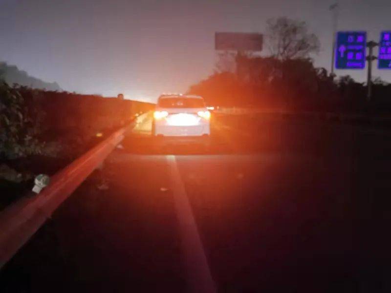 越野车深夜停在超车道,驾驶员躲在护栏里瑟瑟发抖