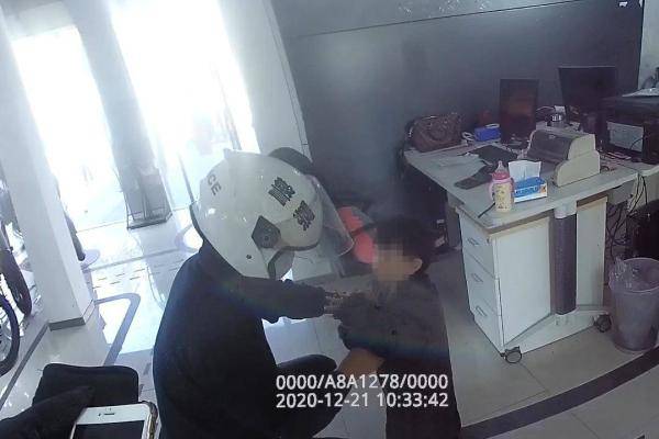 2岁女童抱奶瓶仅穿内衣独自走在冬日街头，民警