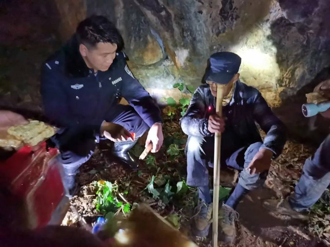上海86岁“驴友”被困云南深山 ，找到时身体虚