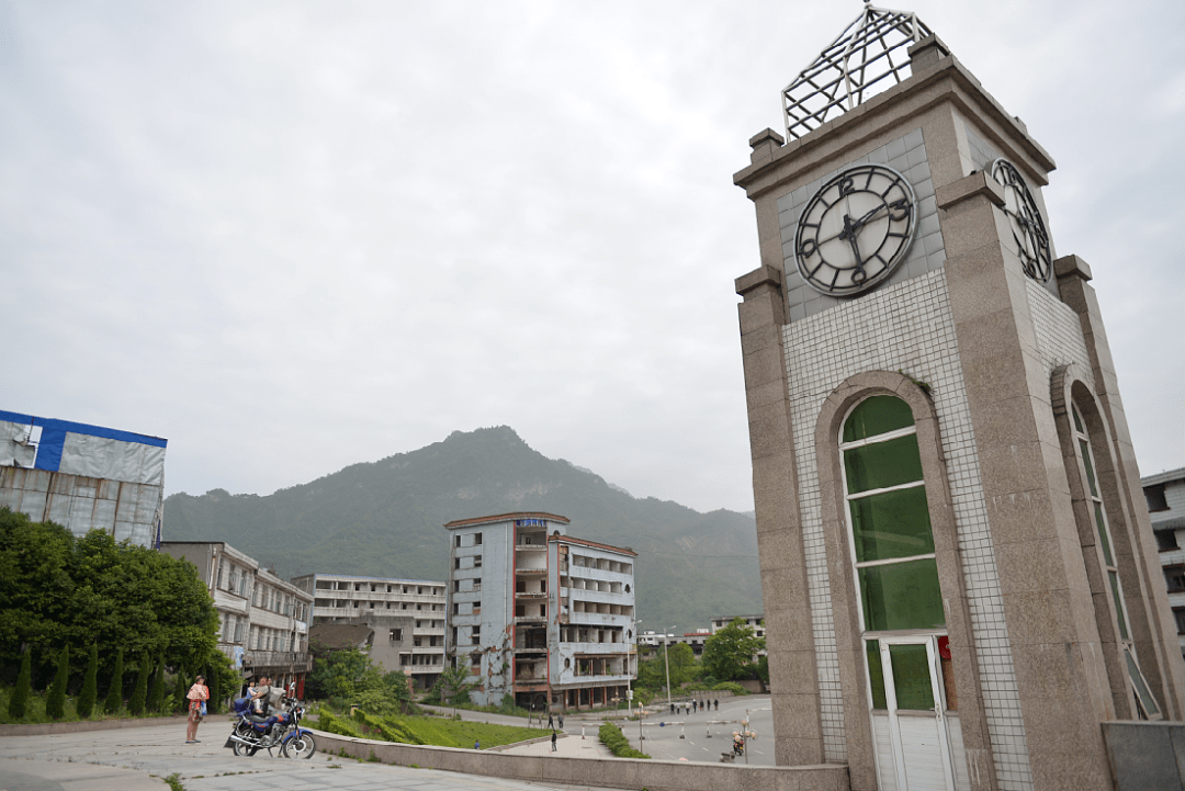 进入遗址公园,看到地震瞬间留下的东汽工业厂区遗址,汉旺老场镇遗址