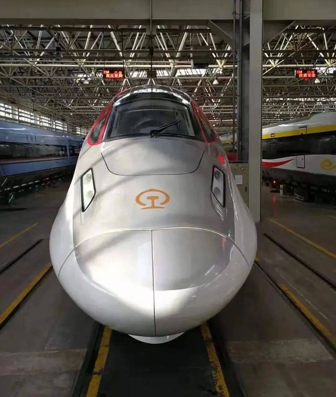高速货运动车组以我国时速350公里高速动车组平台为基础,突破了承载