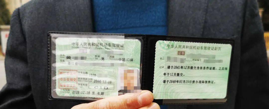 龙港公安交警开通车驾管业务 送出第一本行驶证_手机