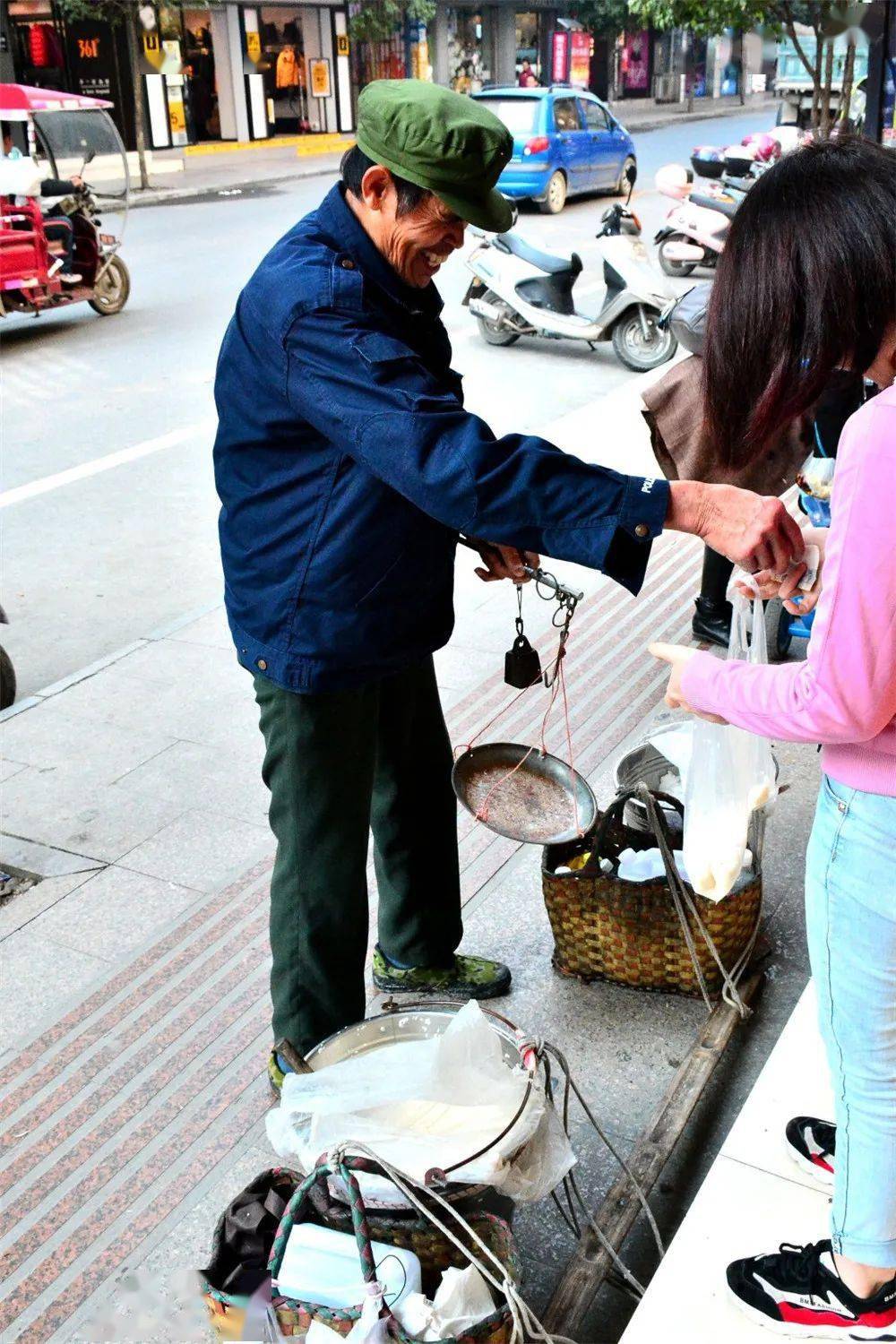 你还记得这个走街串巷吆喝的甜酒叔吗?