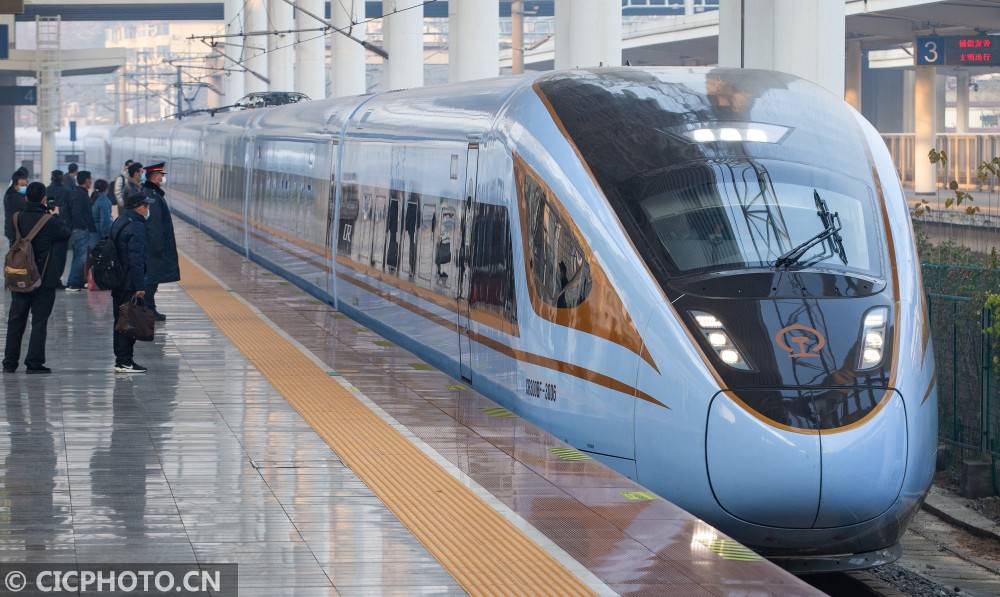 南京客运段乘务人员在cr300bf型"复兴号"动车组列车上工作.