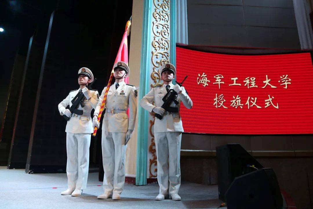 12月7日上午,陆军特种作战学院 隆重举行授军旗仪式,向学员(学兵