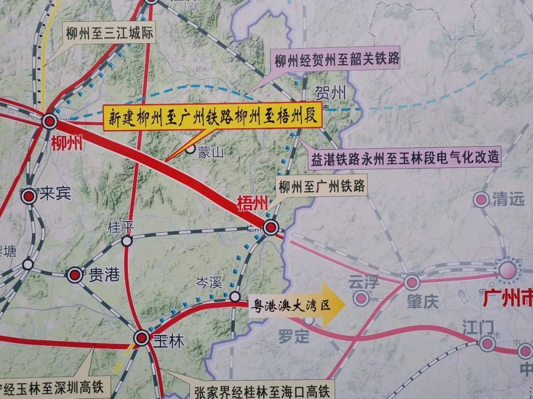 广西桂中,桂东两条铁路项目今天开工建设