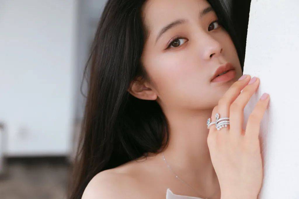 谁火跟谁玩 还扬言自己是大美女 这位35岁少女又想凹豪门人设?