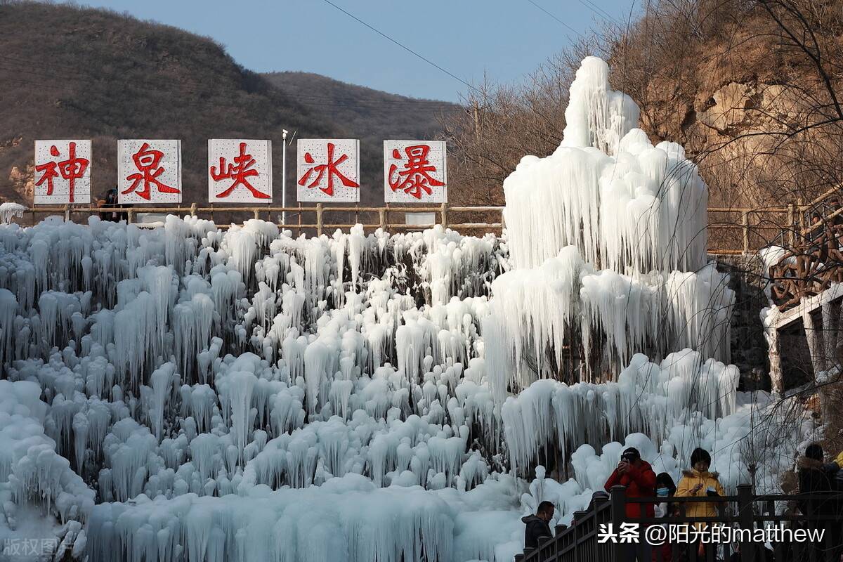 北京神泉峡冰瀑进入最佳观赏期吸引众多游客前来观赏