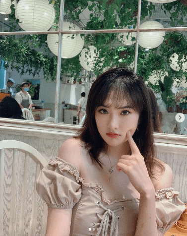 前几天,姚安娜因为在抖音跳女团舞上了热搜.