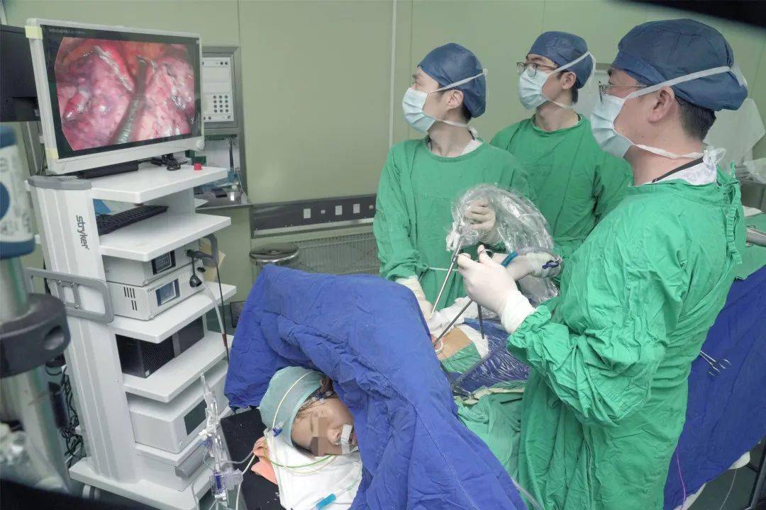 现代针刺麻醉无气管插管单孔胸腔镜手术