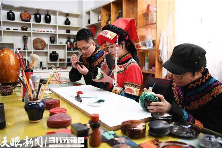 明花隐花五彩大方漆器蕴涵多彩魅力