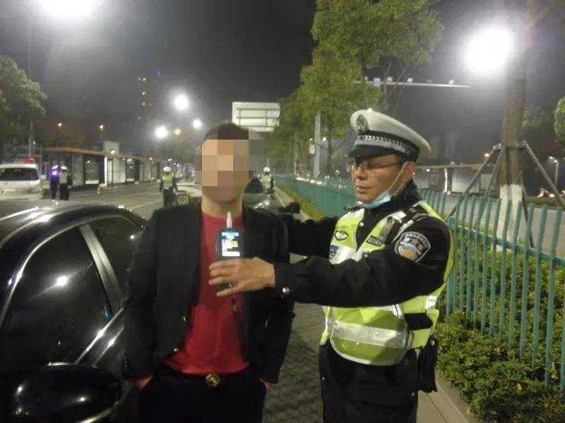 海曙区中山西路机场路口04驾驶人:杨某车牌号码:浙g5q3u2酒精含量:144