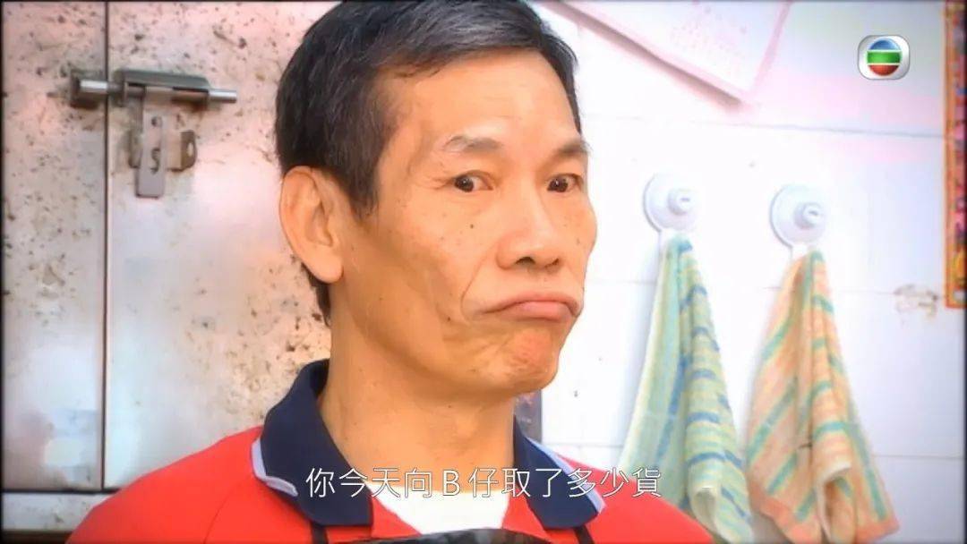 青1949年出生于上海,原名姜佩清,小时候跟随着父母和哥哥一起来到香港