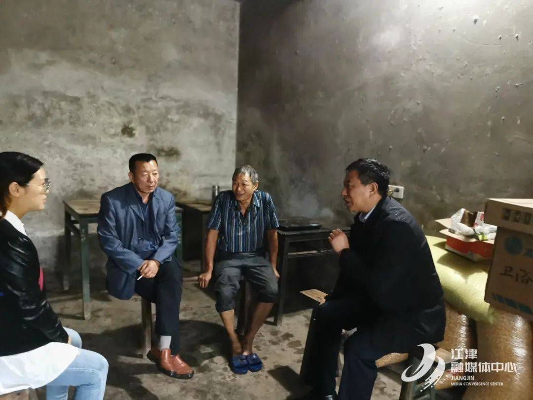 先锋镇党委书记施建飞走访贫困户 增进民生福祉,方能提升群众幸福
