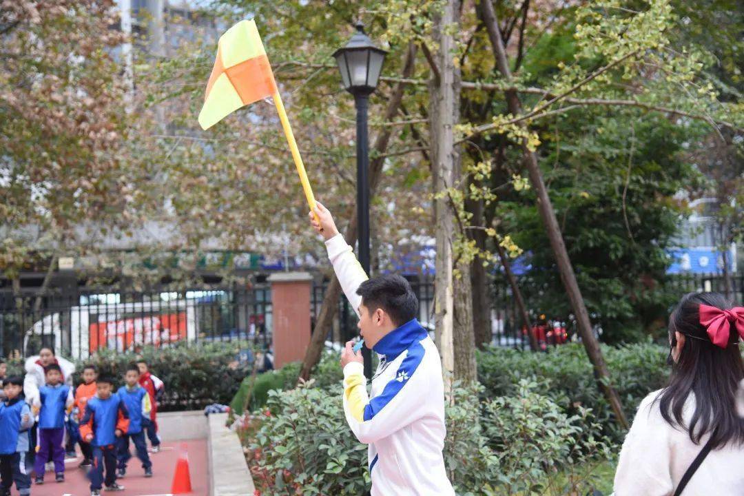 在新的一年里,胡老师希望十五班的小蜜蜂们能健康快乐地成长.