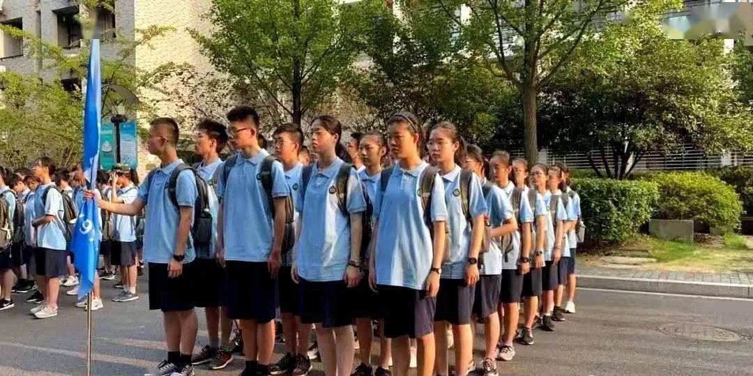 杭州学军中学  学军的校服颜色偏暗,和其严格管理风格较为一致.